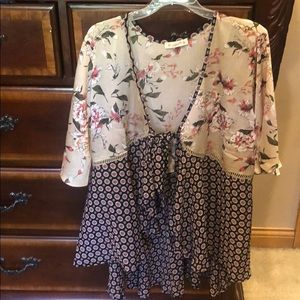NWOT FLORAL TIE FRONT KIMONO